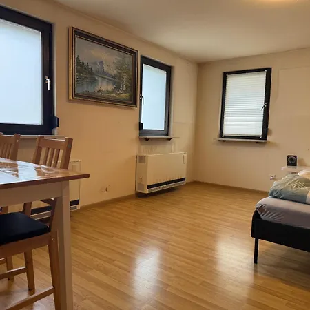 Monteuerzimmer 2 Zimmer-3 Betten Mit Gemeinschaftlichen Bad In Og * Merklingen