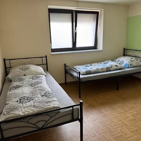 Monteuerzimmer 2 Zimmer-3 Betten Mit Gemeinschaftlichen Bad In Og Apartment Merklingen